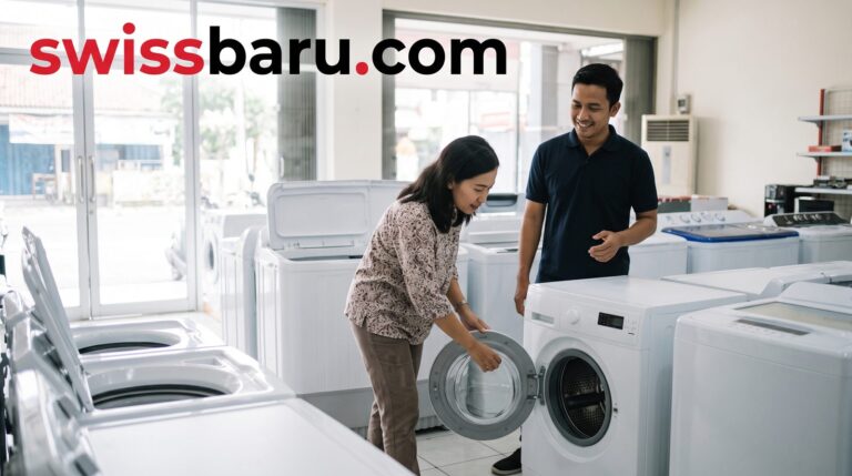 Pelanggan membuka pintu mesin cuci front loading di showroom toko mesin cuci Manado