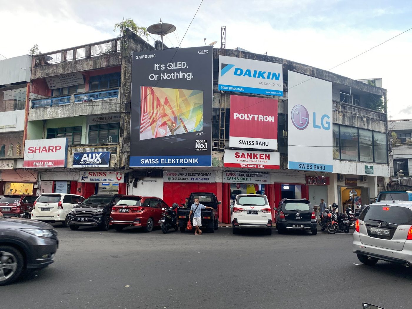 Tampak depan toko Swiss 45 di Jl. Walanda Maramis, Manado, dengan papan merek Daikin, Polytron, LG, Sharp, Sanken, dan AUX